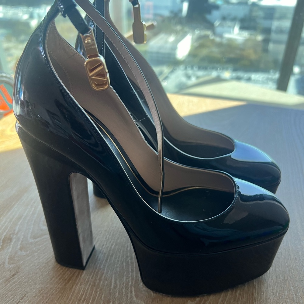 VALENTINO GARAVANI TAN-GO PLATFORM PUMP IN PATENT LEATHER 155 MM .